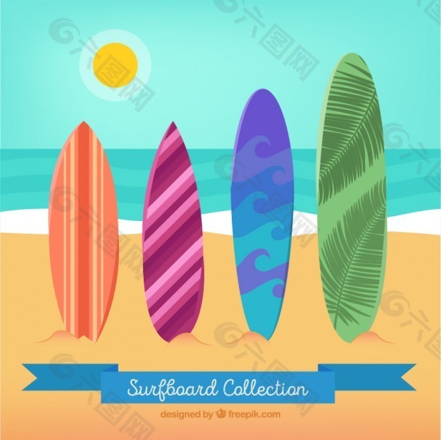 几种颜色的冲浪板在海滩上