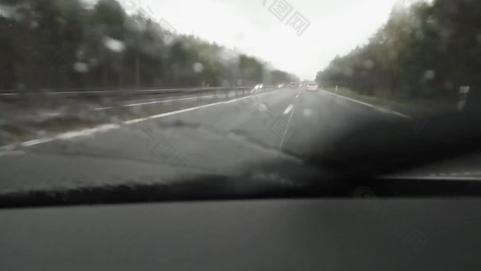 实拍马路驾车雨滴视频