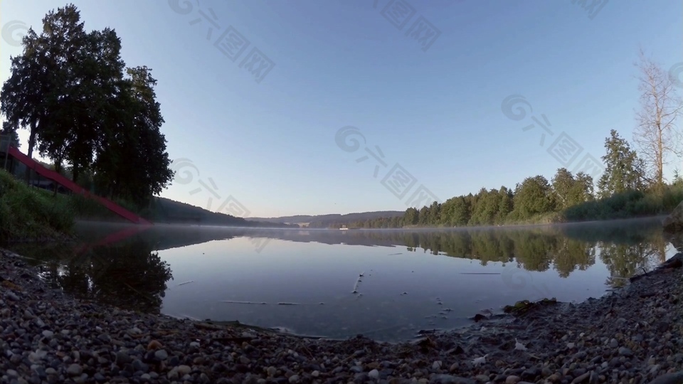 湖泊反射树木视频