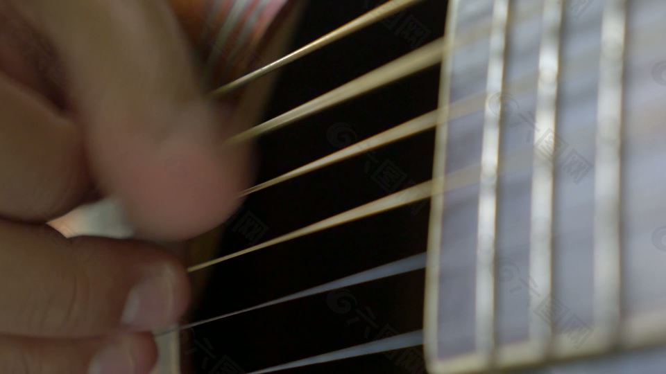 玩吉他