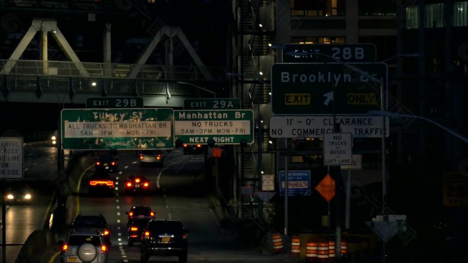 夜间沿着纽约高速公路行驶的车辆