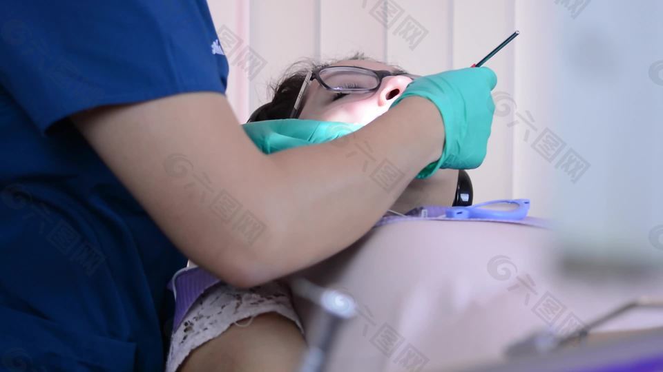 牙医清洁牙齿
