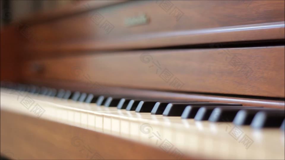 钢琴键盘跟踪镜头