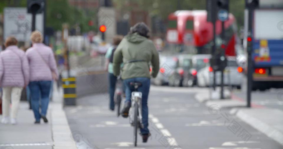 人们骑着自行车穿过威斯敏斯特桥