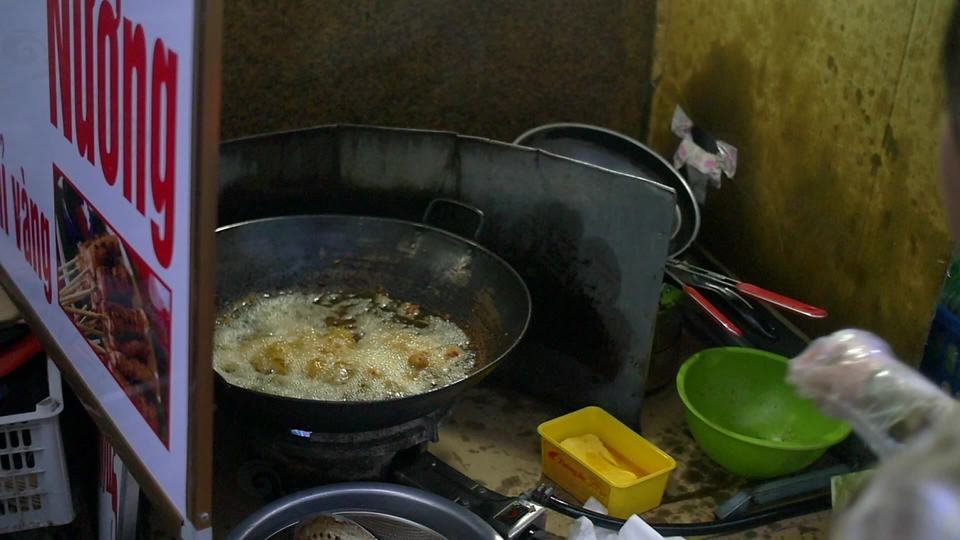 越南女士烹饪街头食品