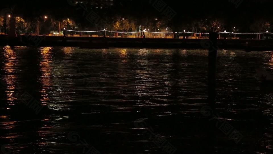 泰晤士河在夜间
