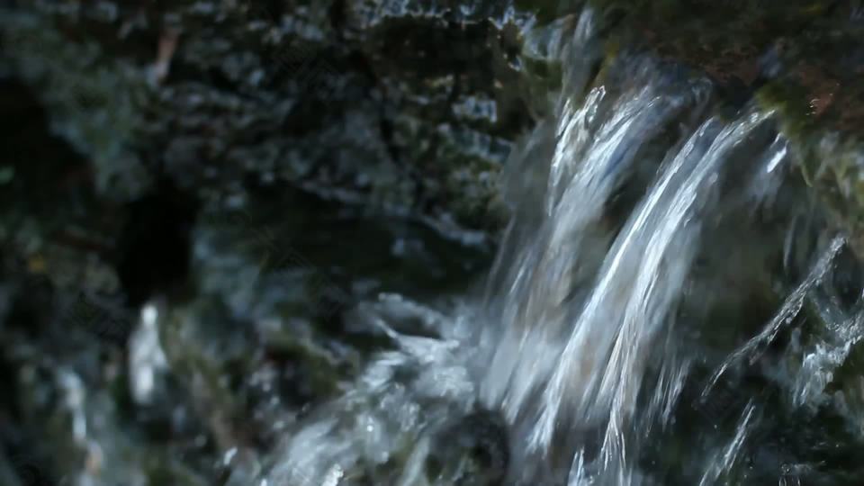 小溪中的小瀑布