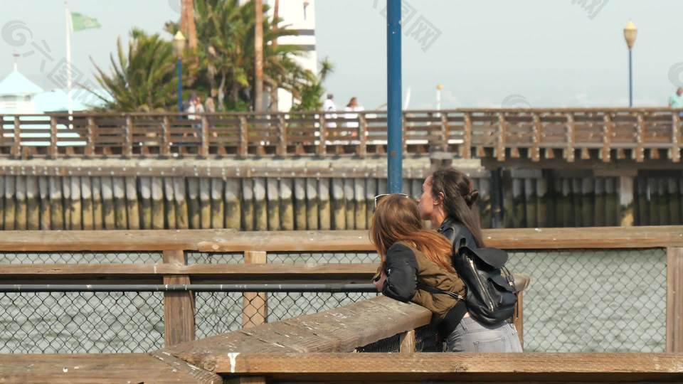 两个俯视旧金山湾的年轻女子