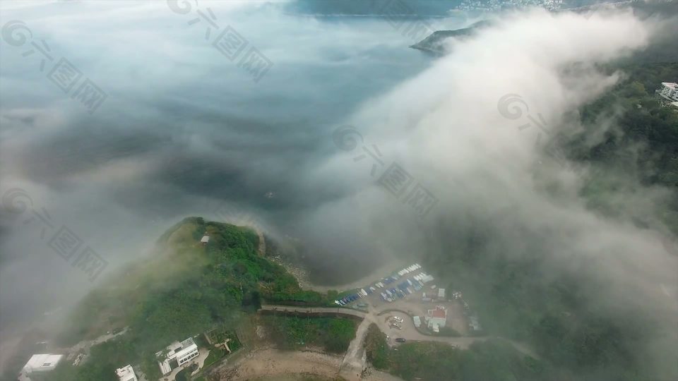 热带海岸升起的雾