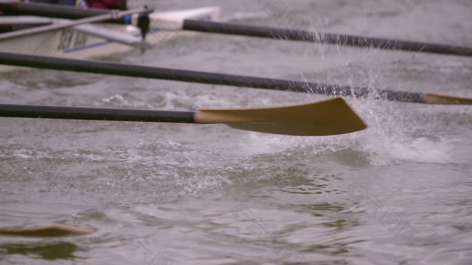 赛艇队划桨接近2。