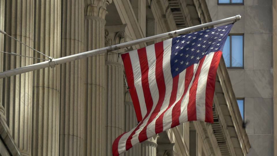 美国国旗飘扬在纽约华尔街