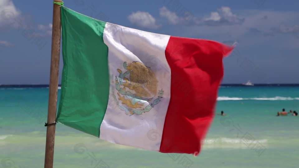 墨西哥国旗在沙滩上飘扬