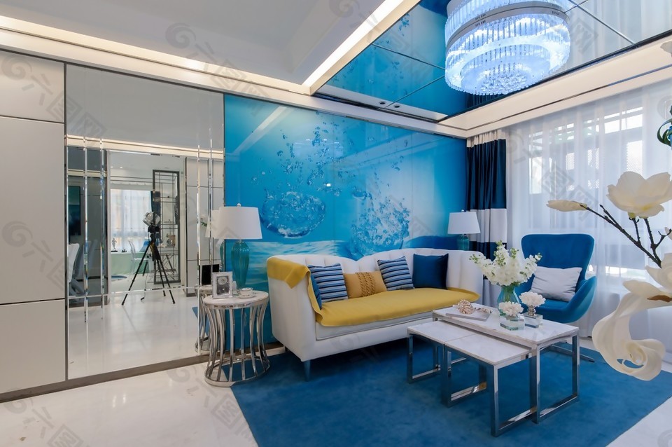 现代简约地中海风格客厅蓝色水纹背景墙效果图