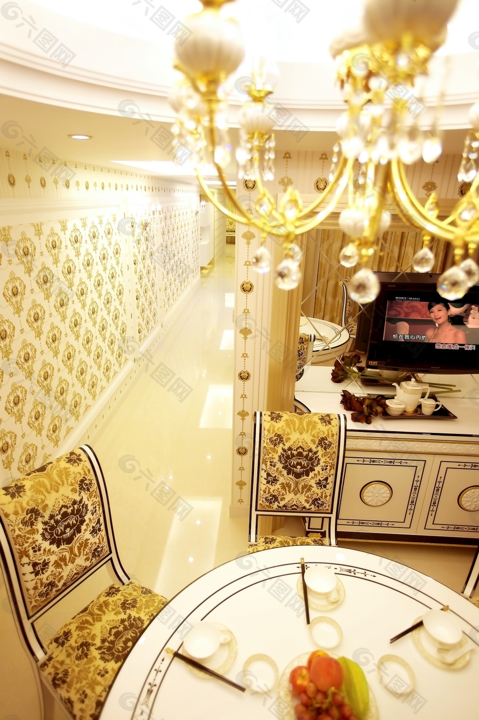 别墅室内餐厅欧式奢华壁纸装修效果图
