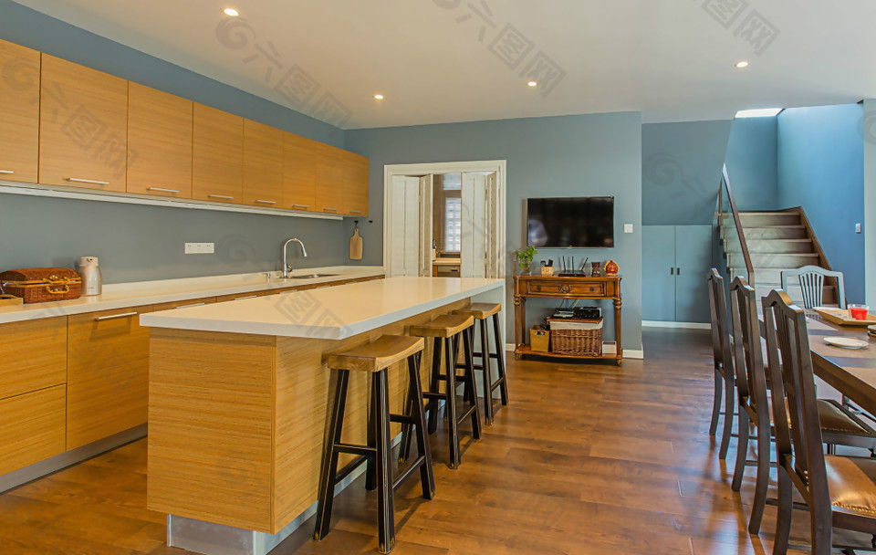 现代简约原木开放式厨房室内装修效果图