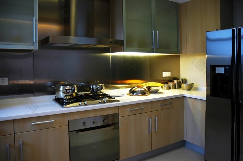 简约风室内设计厨房不锈钢壁柜效果图