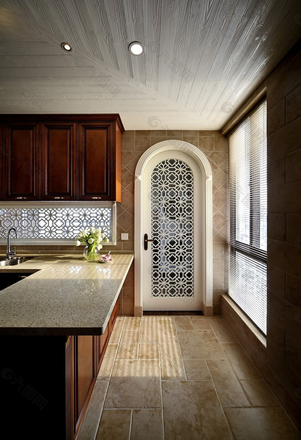 现代简约风室内设计厨房钩花门效果图