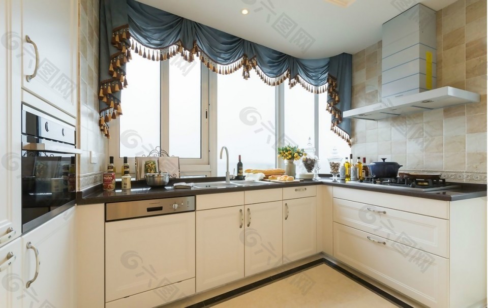 欧式经典厨房橱柜窗帘装修效果图