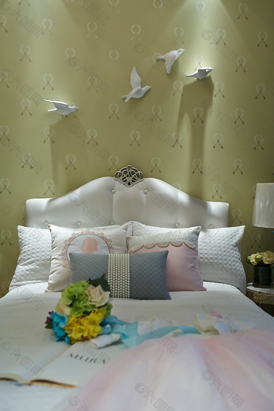 现代时尚田园风格卧室壁纸装饰设计效果图