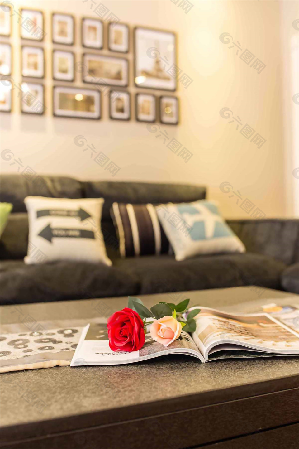 现代简约沙发照片墙茶几温馨装修效果图