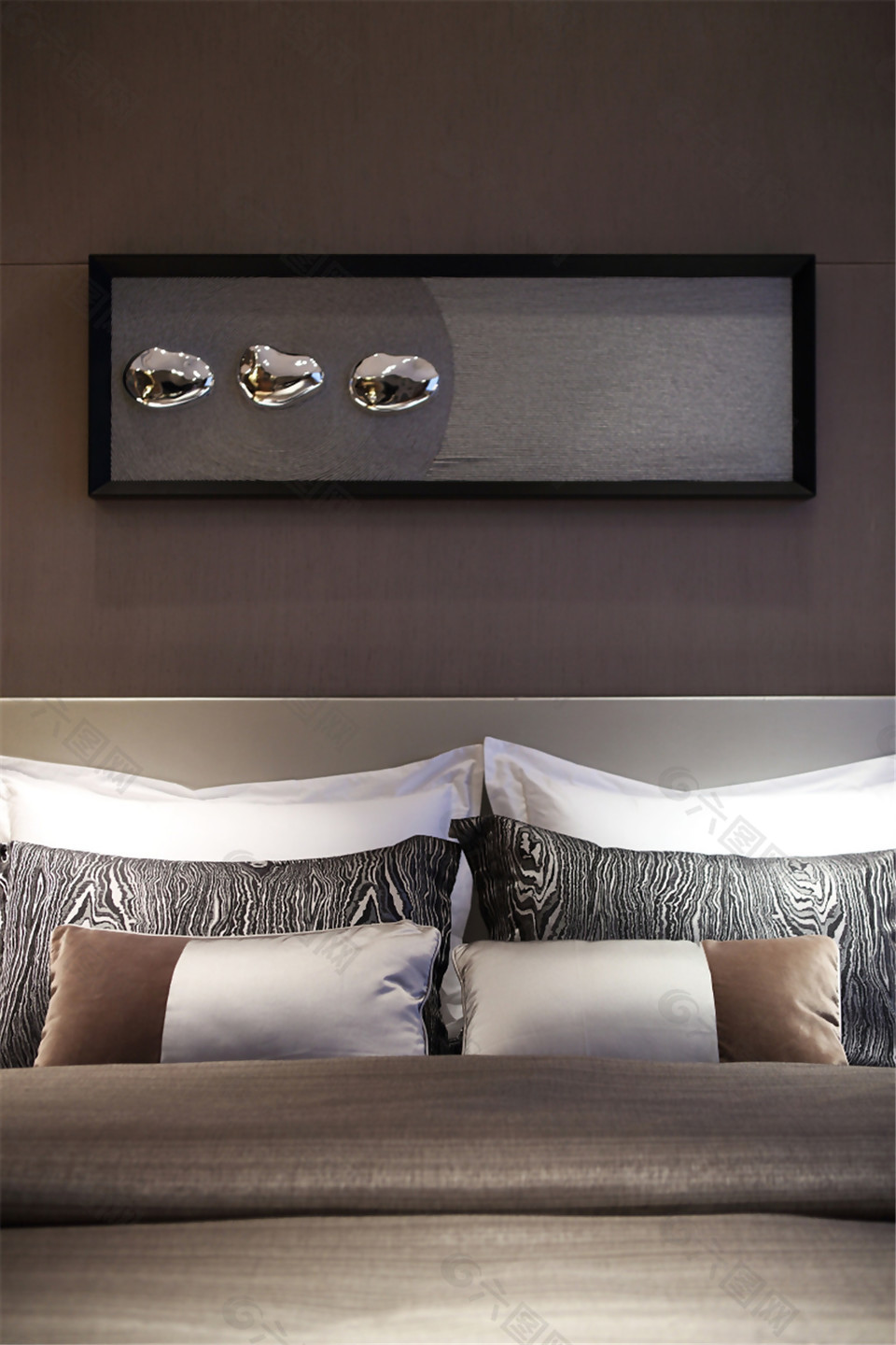 现代简约卧室床铺壁画灰色系装修效果图