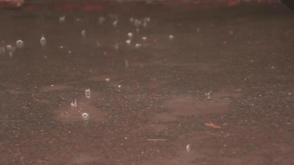 实拍倾盆大雨下的街道视频素材