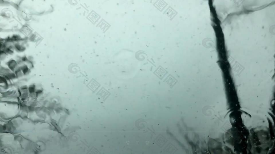 实拍湖面上滴落的雨滴视频素材