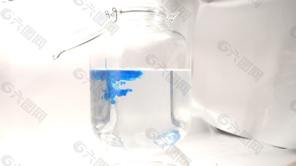 实拍滴在玻璃瓶里的蓝墨水快速溶解视频素材