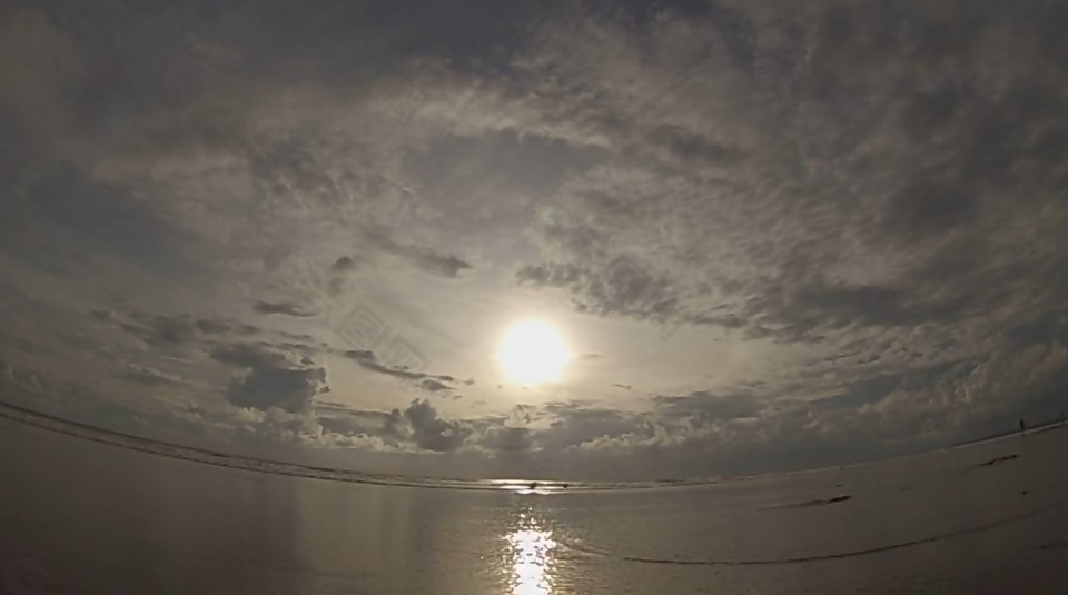 实拍夕阳下波光淋漓的水面视频素材