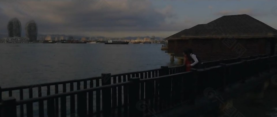 大气航拍江边幸福的情侣视频素材