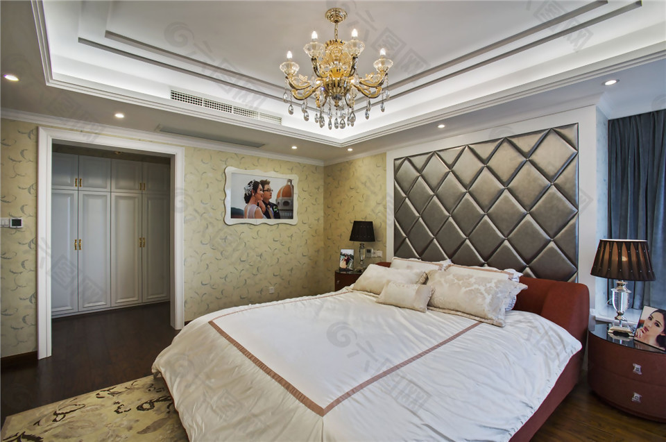 欧式卧室亮银色格子背景墙室内装修效果图