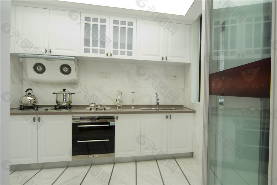 欧式室内厨房橱柜玻璃隔断电器装修效果图