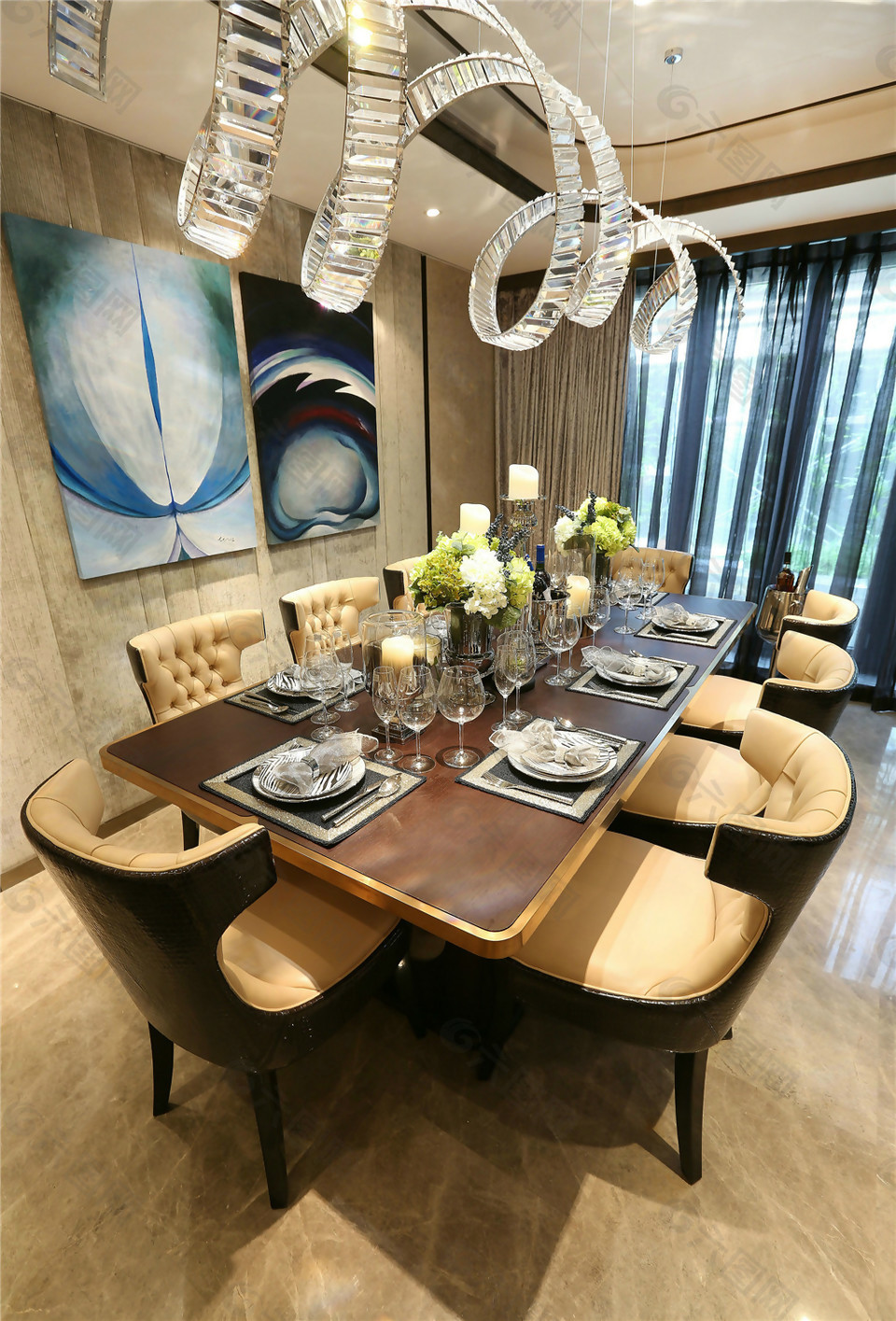 欧式室内餐厅餐桌壁画个性吊灯装修效果图