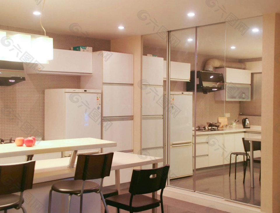 120平米开放式厨房镜面背景墙装修效果图