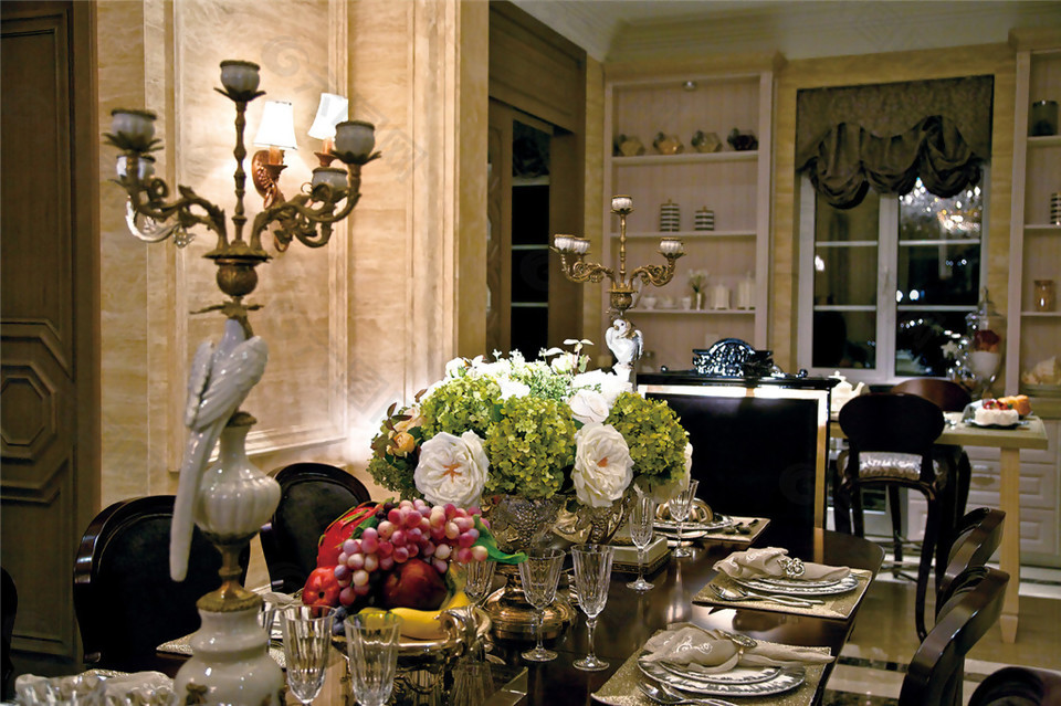 现代时尚客厅金属烛台室内装修效果图