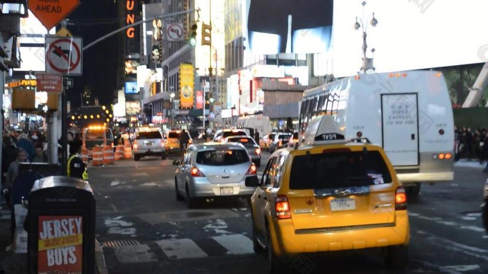 实拍繁华街头行驶过的出租车视频素材