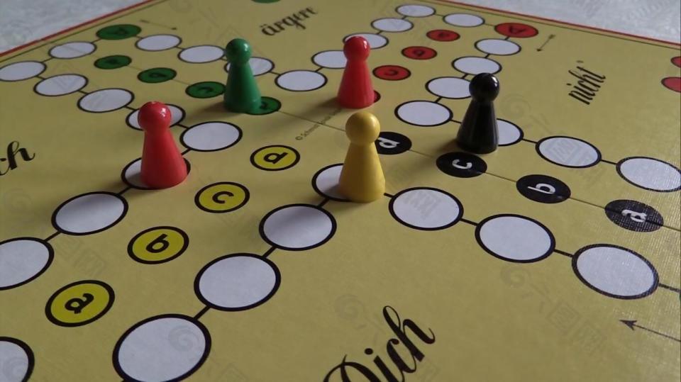 实拍滚动到棋盘上的色子视频素材