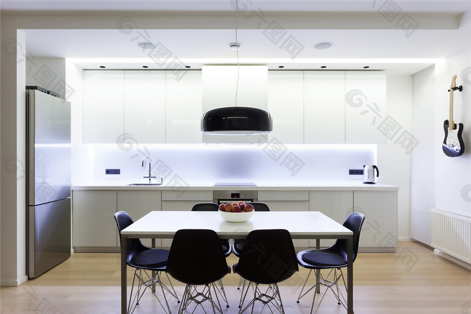 现代白色系客厅黑色餐椅室内装修效果图