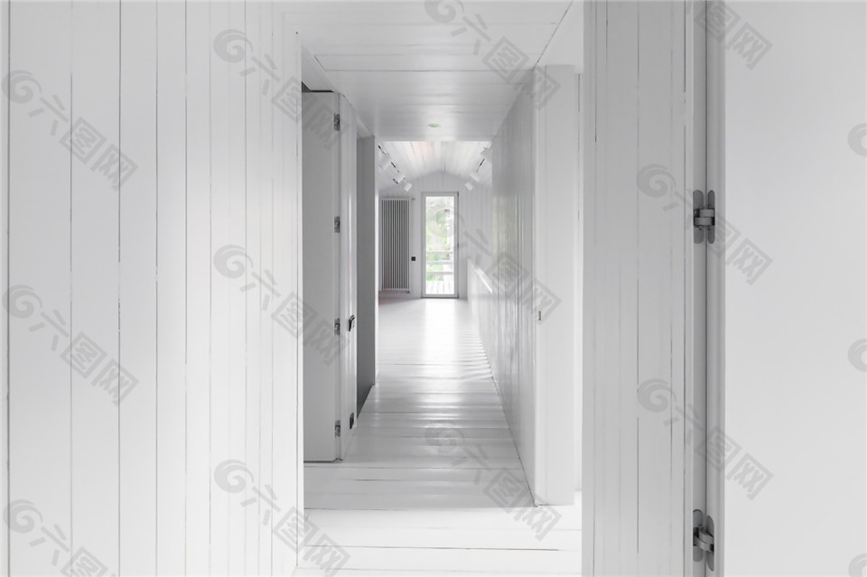 现代时尚客厅走廊木板白色背景墙室内装修图