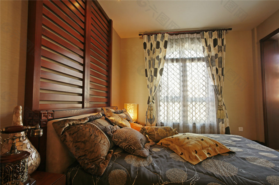 中国风卧室花色窗帘装修效果图