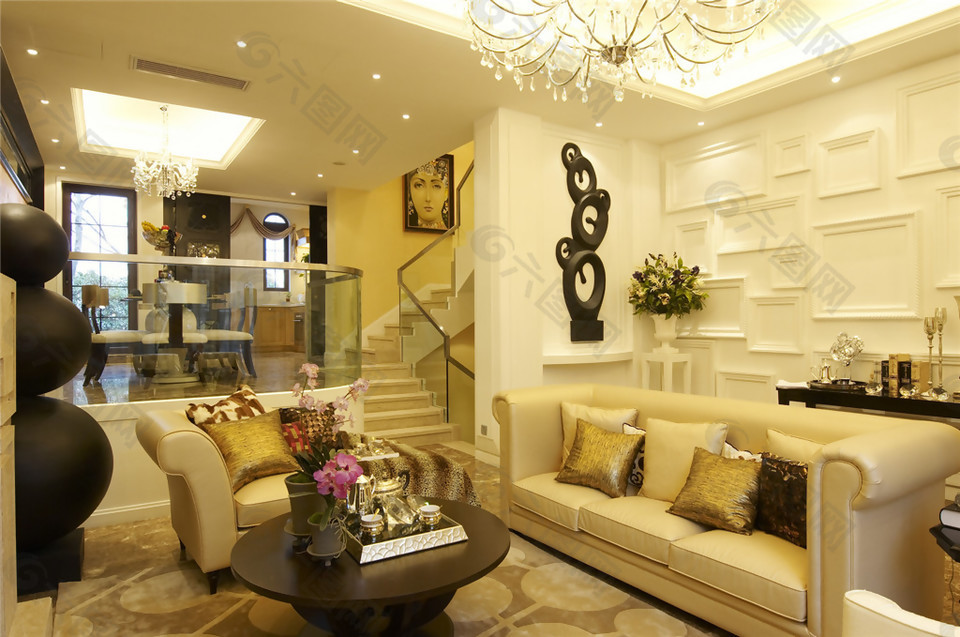 现代高级客厅白色条状水晶灯室内装修图