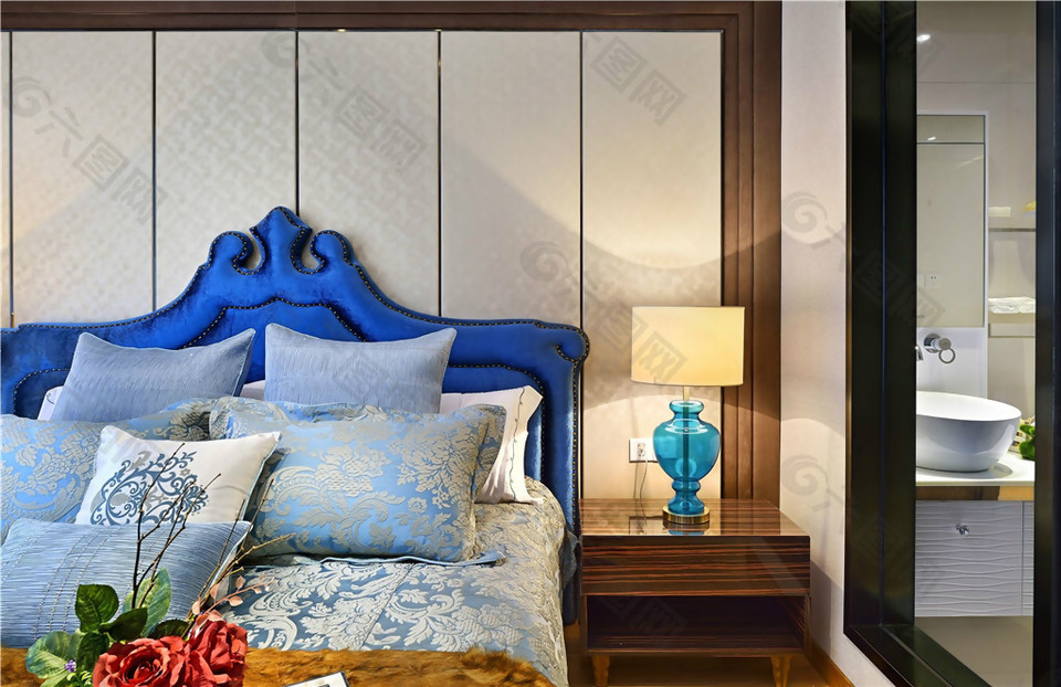 现代轻奢卧室宝蓝色床头室内装修效果图