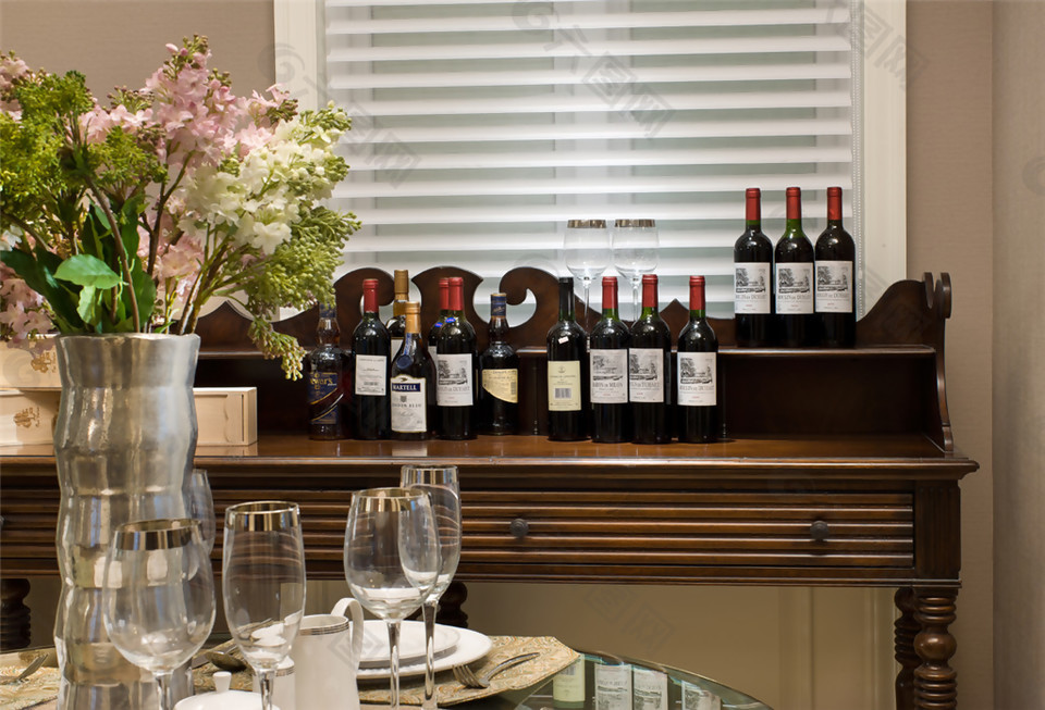 现代简约客厅玻璃餐具室内装修效果图