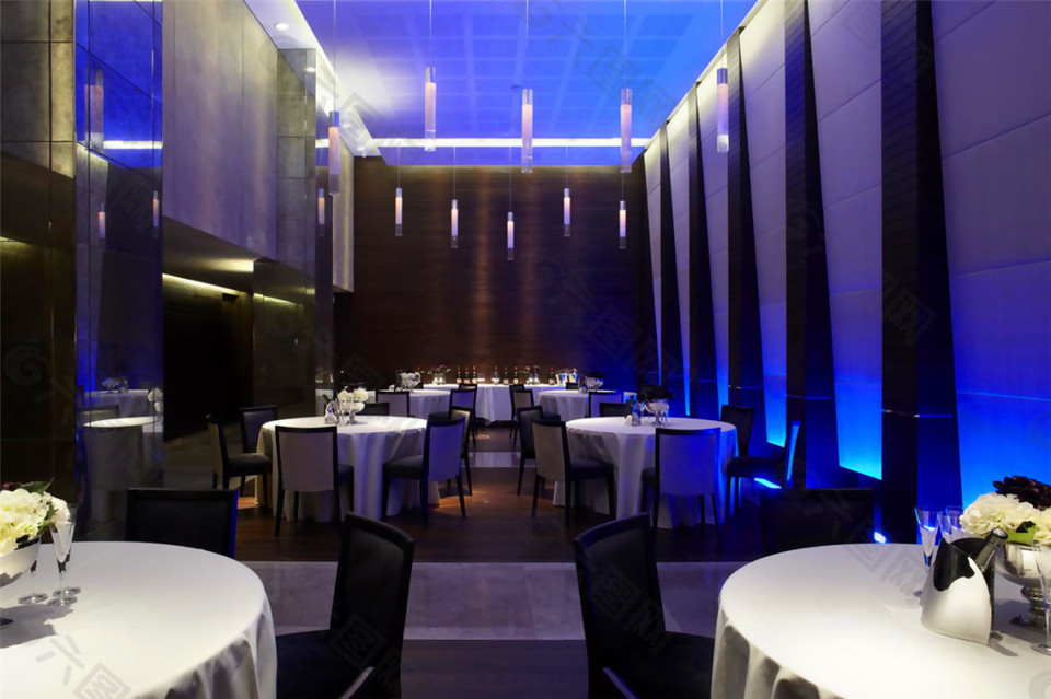 现代奢华餐厅蓝色射灯工装效果图