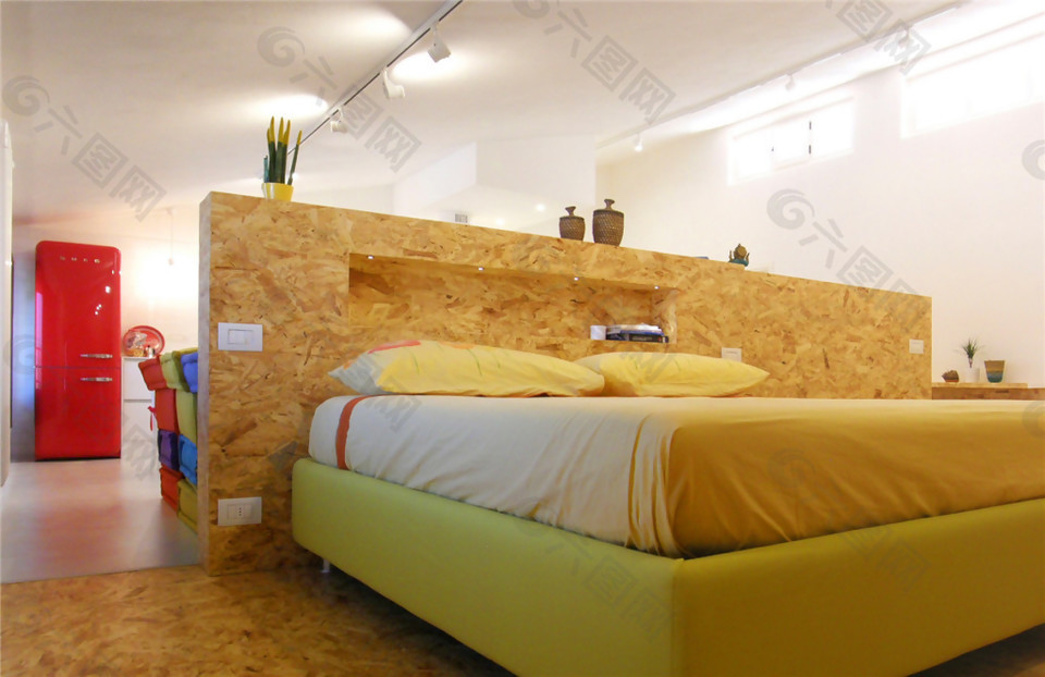 现代时尚艳色卧室黄色地毯室内装修效果图
