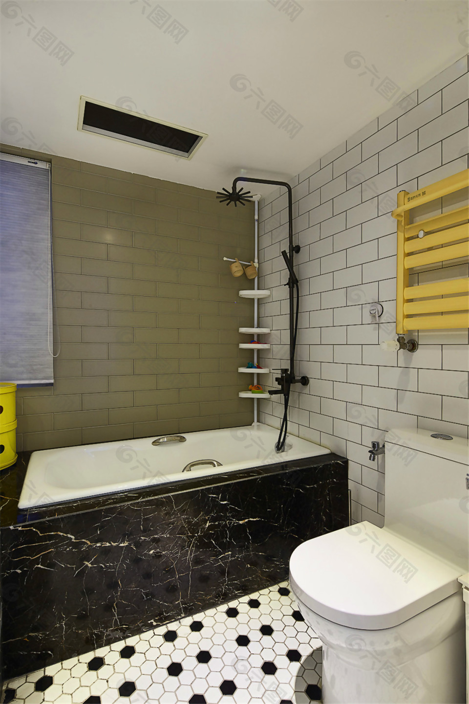 现代时尚卫生间黑色瓷砖浴缸室内装修效果图