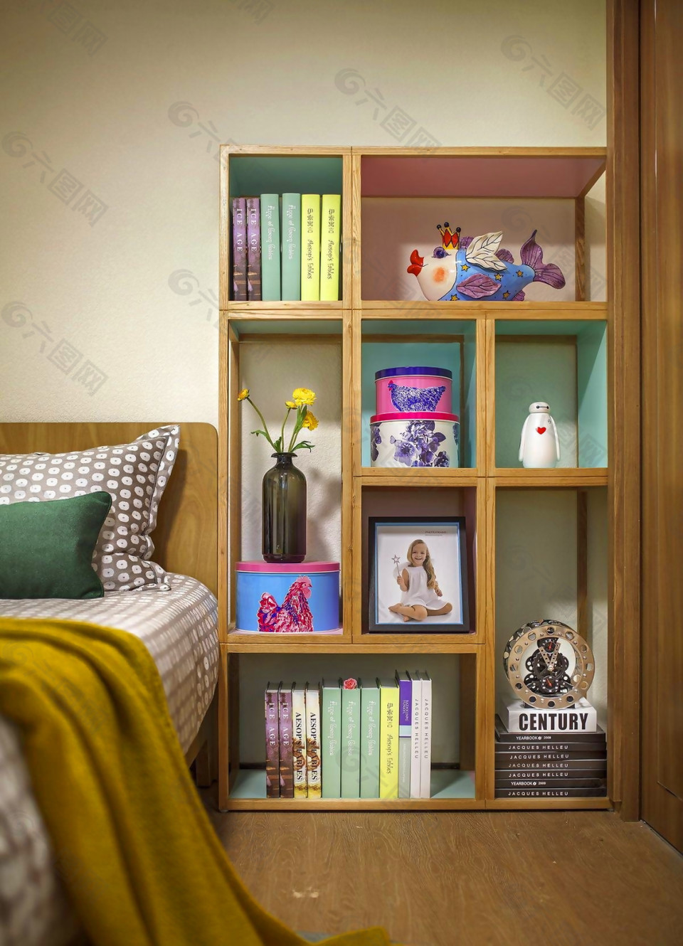 现代温馨卧室木制小书架室内装修效果图
