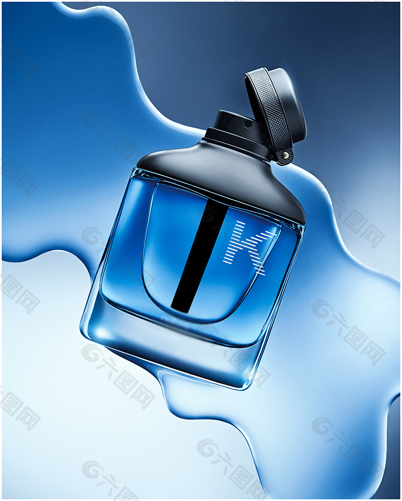 蓝色精致的玻璃水瓶jpg