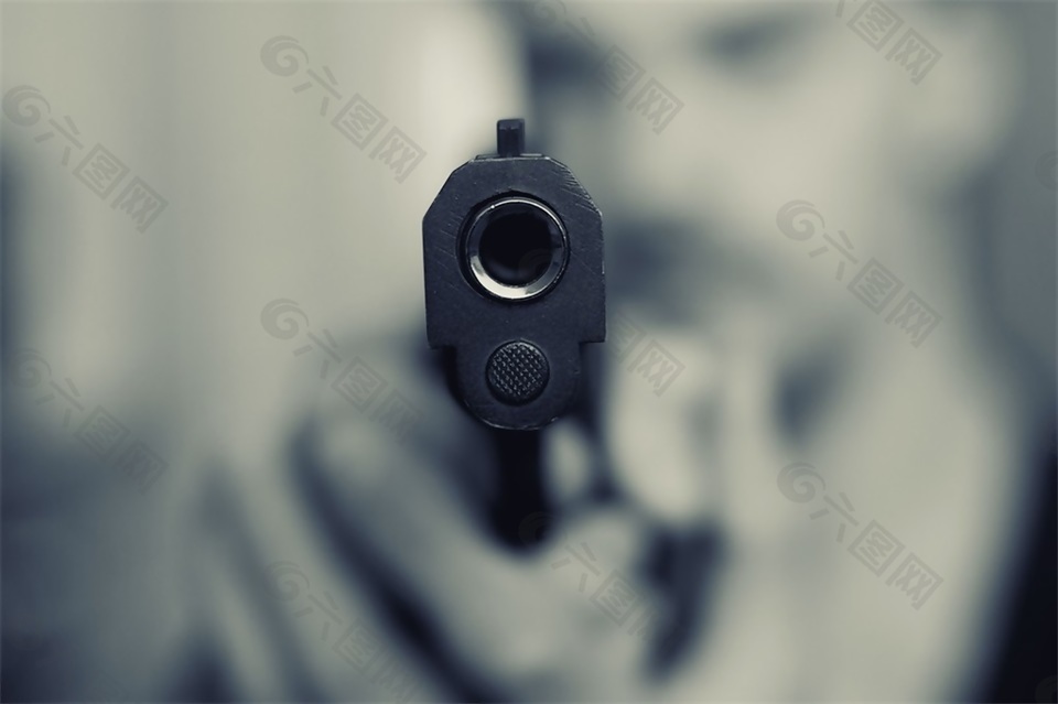 给枪支上子弹音效素材