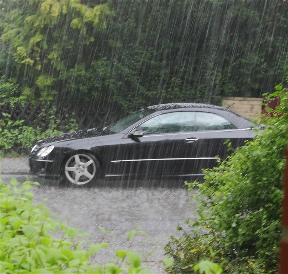 雨打在汽车上音效素材